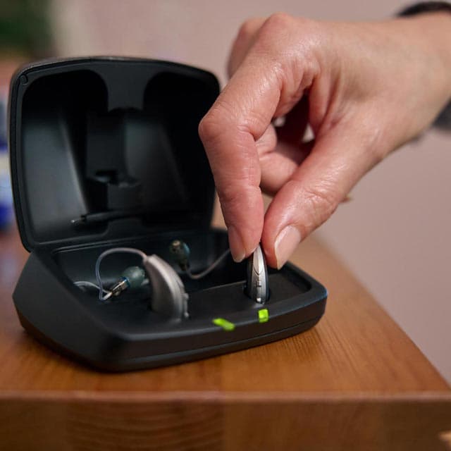 Tenemos una gran variedad de audífonos para recuperar su audición